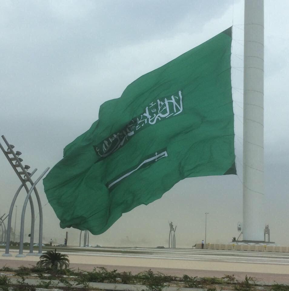 أخبار السعودية on Twitter: "صورة - الرياح الشديدة تتسبب في سقوط العلم  السعودي المرفوع على أطول سارية في العالم بـ #جدة . http://t.co/PDYKCrcgJ7"  / Twitter