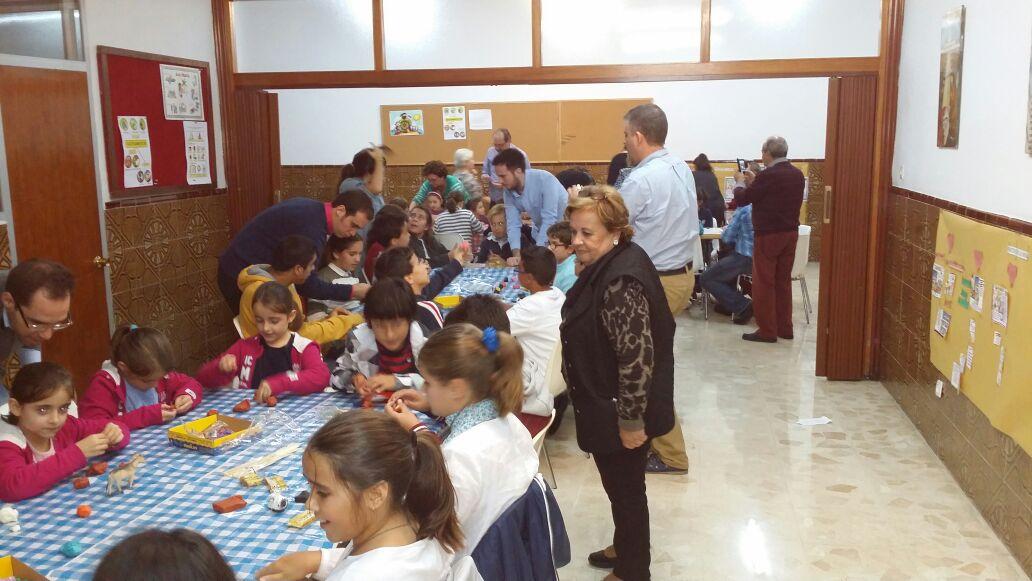 Imágenes de esta tarde en el taller de plastilina para la realización de nuestro Belén.