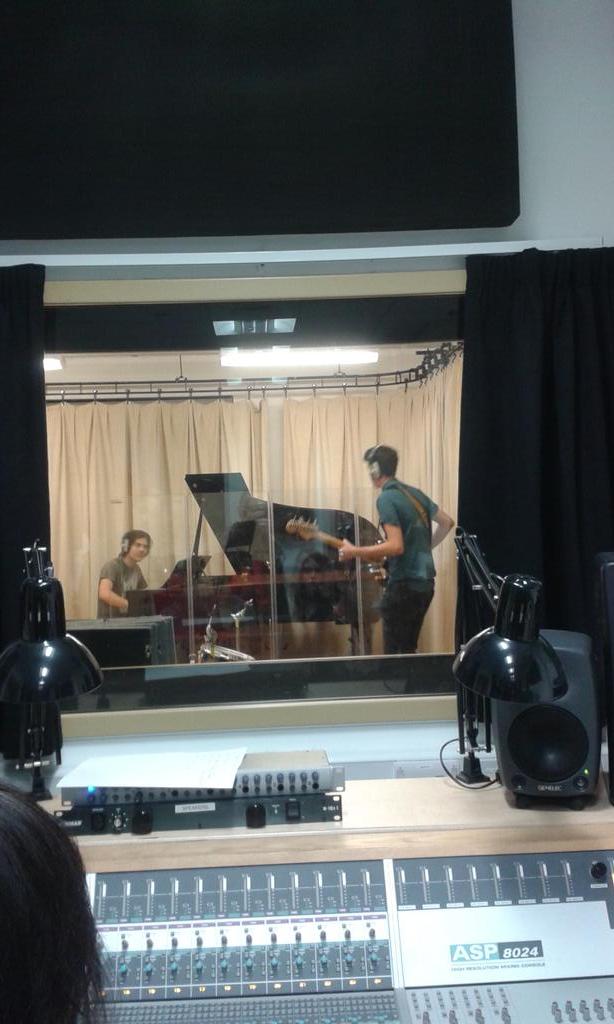 ProjectGroveRec's tweet image. In the studio with @RoHowa and @XFireOfficial tonight! @MattAnnecharico @asemoe93 and @RebeccaAlberts is here too :)