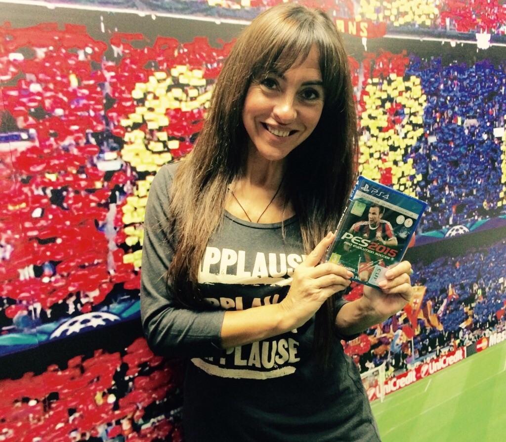 CarmeBarcelo's tweet photo. Ya es mío!!! Directa a la PS4! Morbo total por ver en el nuevo #PES2015 un duelo Guardiola-Xavi/Casillas-Xabi Alonso http://t.co/GTaQ382DUD