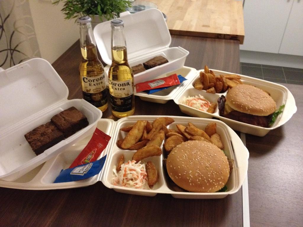 herr_kelevra's tweet image. Hello Abendessen. Hello ungesundes Wochenende. #nofilter #muchtaste