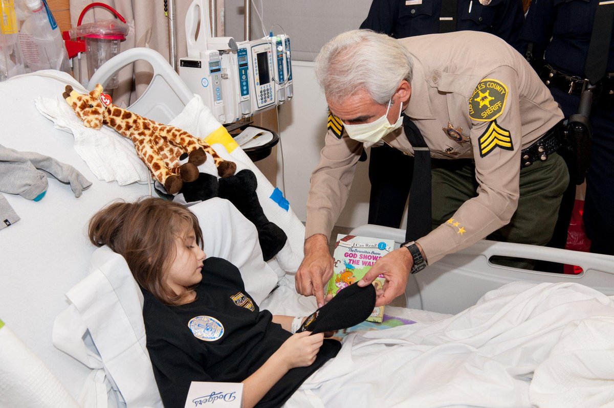 Boxing4Hope's tweet image. Thank you @LASDHQ for visiting @cityofhope. You are always serving the community. #Fight4Life