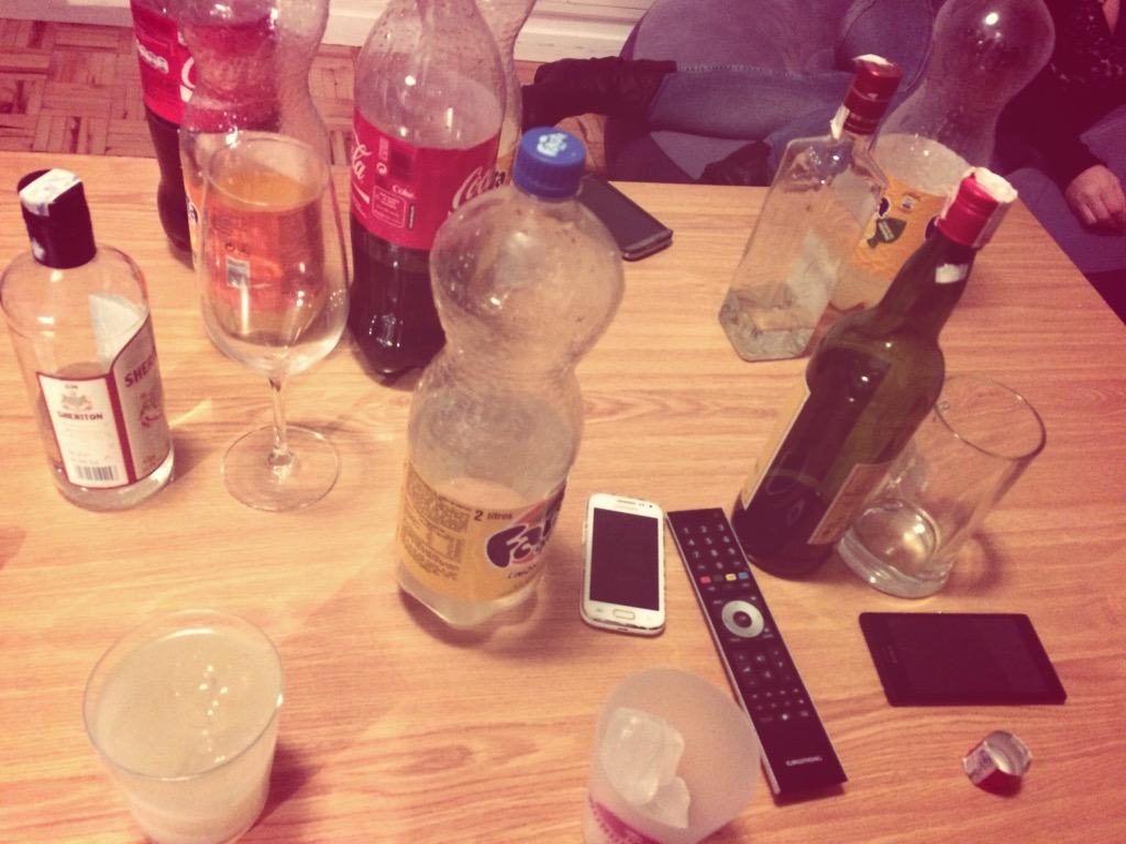 Mariia_Canut's tweet photo. Viernes, 9:06 de la tarde, esta pasando @mariia_moraga @Rociito_cc @sandra_1292 http://t.co/zFPph6CduK
