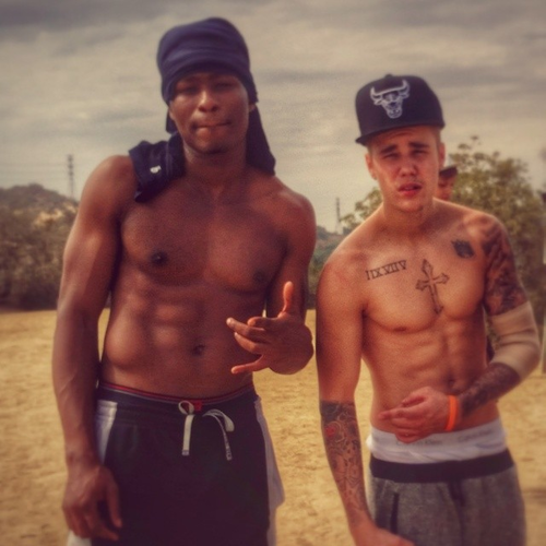 MYWIFIBIEBER's tweet photo. rt for justin #RollersMusicAwards JustinBieber http://t.co/iuQud59HJi