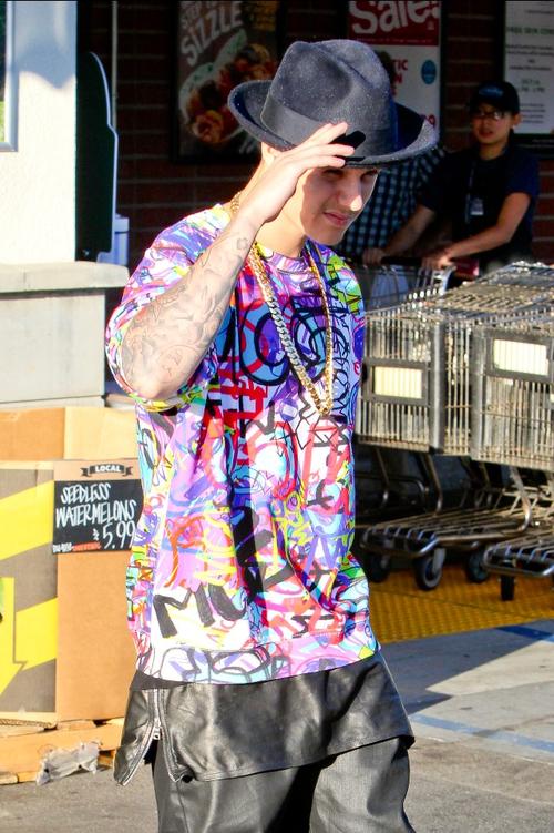 MYWIFIBIEBER's tweet photo. rt for justin #RollersMusicAwards JustinBieber http://t.co/iuQud59HJi