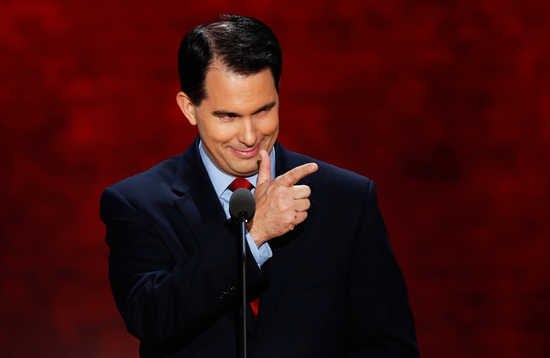 timjacobwise's tweet photo. Scott Walker, throwing up gang signs #pointergate http://t.co/hVlbqRYaRH