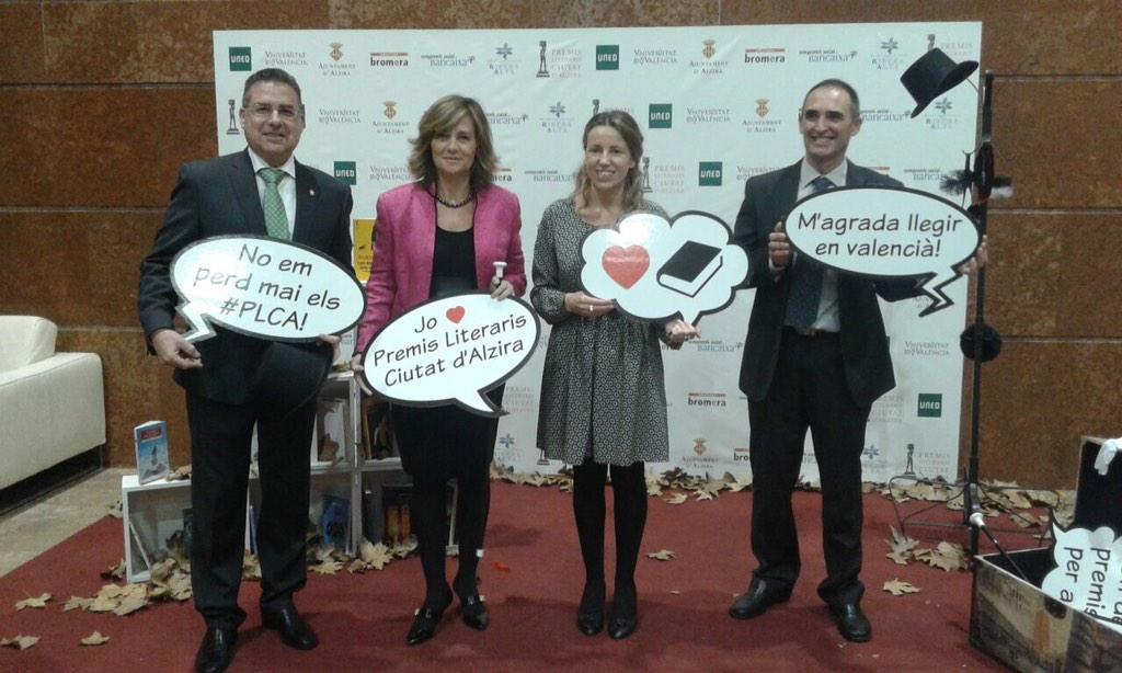 elenabastidasb's tweet photo. #PLCA2014 Comença la nit dels Premis Literaris Ciutat d'Alzira @bromera @AjuntAlzira 😊 http://t.co/4BGfmzb9HB