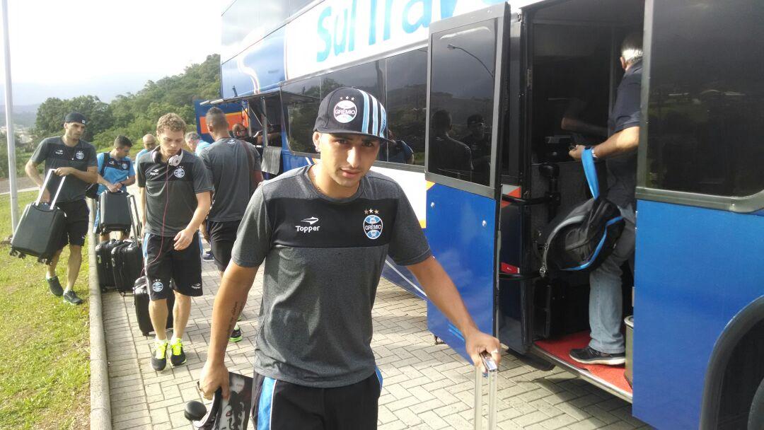 Gremio's tweet photo. Delegação gremista já está na cidade de Nova Veneza, próxima a Criciúma. Concentração para a partida deste sábado. http://t.co/n2ZfbGAkuK