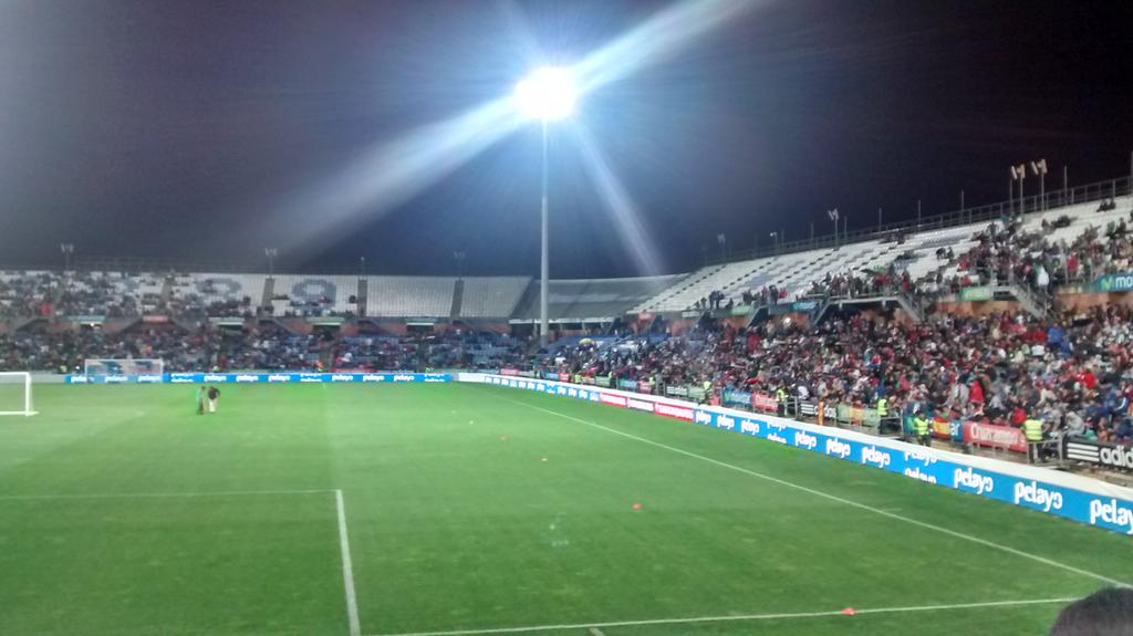 FotosRecre's tweet photo. Después que nadie diga que no va al Recre por lluvia o frío, si de verdad se quiere ir se va. ENTRENAMIENTO d España: http://t.co/HrbY0BrUN9