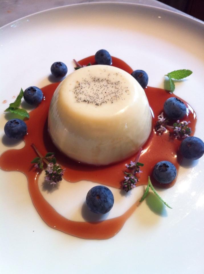 >><a href="/nineov/">Katherine Rosewell</a><< Panna cotta with caramelised thyme and fresh blueberries #Foodie #ChefLife #BOOM CERTIFIED #FOODPORN