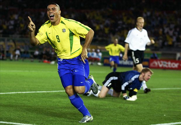 GoalArgentina's tweet photo. La historia de un verdadero fenómeno. Por qué @Ronaldo tiene su lugar en el #GoalHoF http://t.co/HGseEdFMkY http://t.co/uqKCBlRKJb