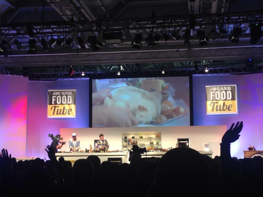 BBCGoodFoodShow's tweet photo. Learning how to do pulled pork the @DJ_BBQ @JamiesFoodTube #FoodTubeLIVE http://t.co/k6HKaizNDL