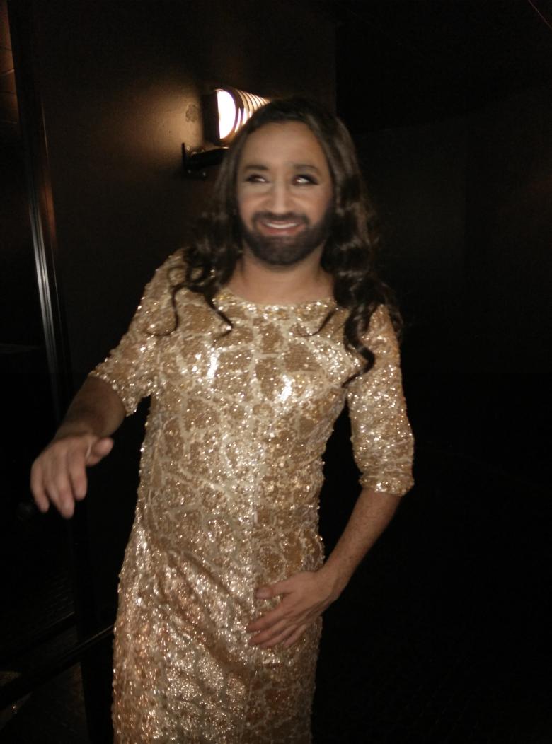 PatSebastien's tweet photo. Elle est pas sexy la #hanounawurst ? @Cyrilhanouna #ZeFiesta http://t.co/3zFYatRpAO