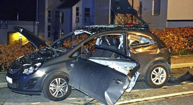 Así quedó un coche tras usar un desodorante de spray dentro y encender un cigarrillo después
antena3.com/noticias/mundo…