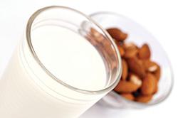 IRONMANtri's tweet photo. Love the vitamins &amp; minerals in Almond Milk? Make your own >>>  http://t.co/AERXnWNLpP #OsterVersa http://t.co/LcYi161H9y