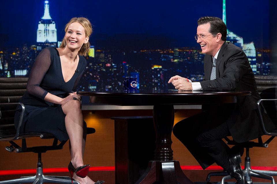 JenLawrenceArg's tweet photo. ''#ColbertReport #Mockingjay http://t.co/JsclSdXQoz'' -Jen vía su páginade Facebook justo a esta foto.-Abigail. http://t.co/DSfEqcGVvz