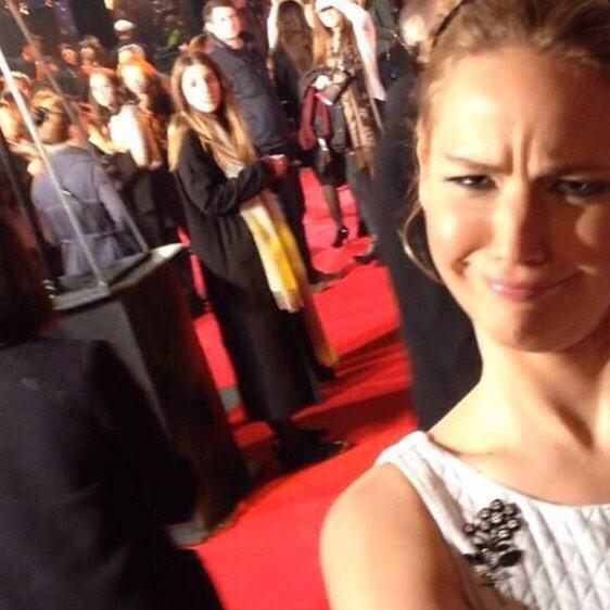 JenLawrenceArg's tweet photo. Selfie de Jenn en la premiere de #Mockingjay http://t.co/1SCwUqrhbF