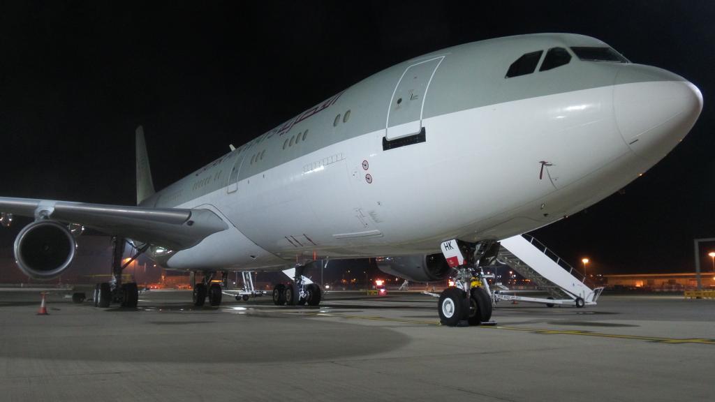 AS_Aviation's tweet photo. One of our regular VIP visitors to Gatwick is the Qatar Amiri Flight A340-200. Seen here at Gatwick this evening. http://t.co/SRi9zYp1mv