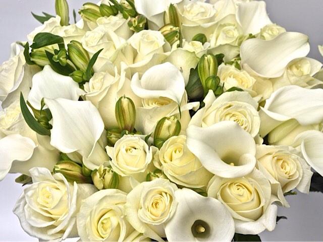 How about some calla and roses... #love #roses #calla #white #florist #flowers #happyfriday #lovemyjob #classic #love