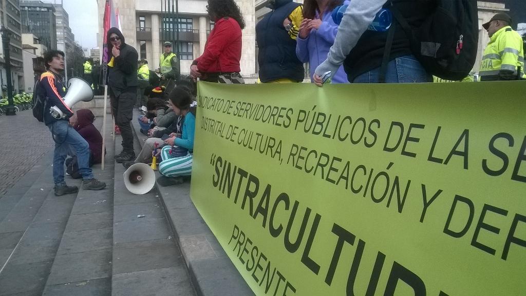ViaAlTren1's tweet photo. #PlantonCultural por las ciudadanías juveniles @petrogustavo @CanalCapital http://t.co/U0AE65JsGZ