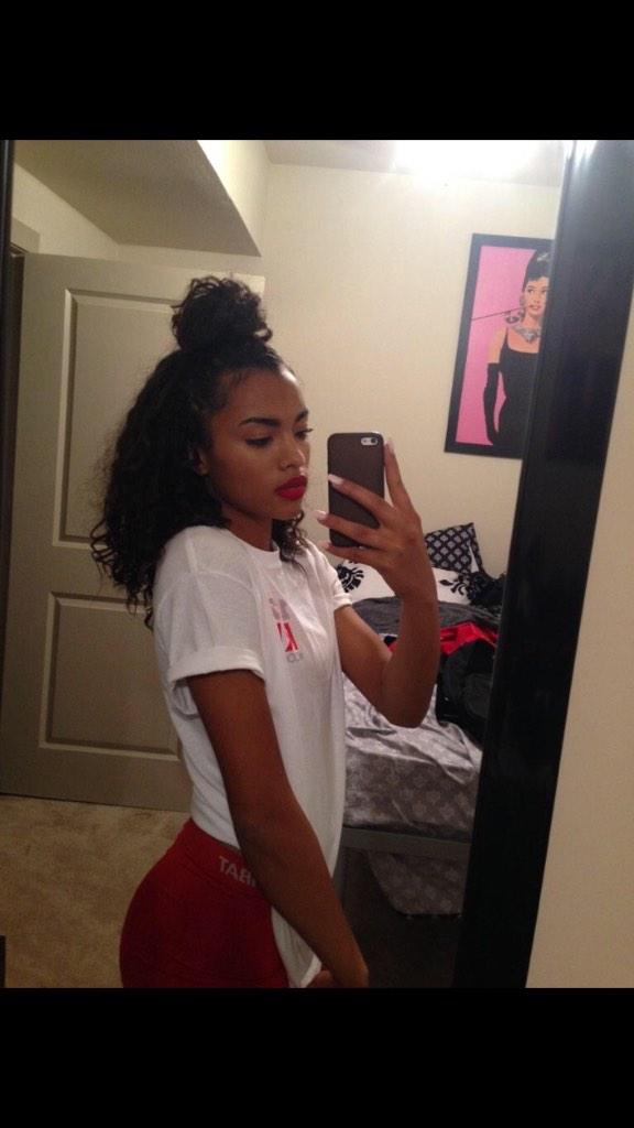 Finest_Southern's tweet photo. @VivaaaaLaRayne 👀😍 http://t.co/qDon20xTdN