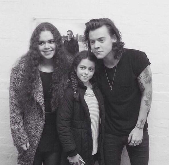 PayusFox's tweet image. Nueva foto de Harry con dos fans en Londres, Reino Unido, la tarde del día de hoy, 14 de Noviembre. #1DNotes
