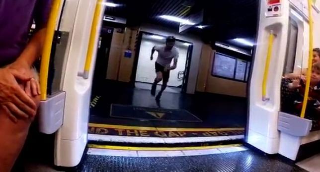 A3Noticias's tweet photo. ¿Serías capaz de salir de un vagón de Metro y cogerlo en la siguiente estación? [VÍDEO]
http://t.co/r8m2CztQNe http://t.co/lZ7DrVAyhM