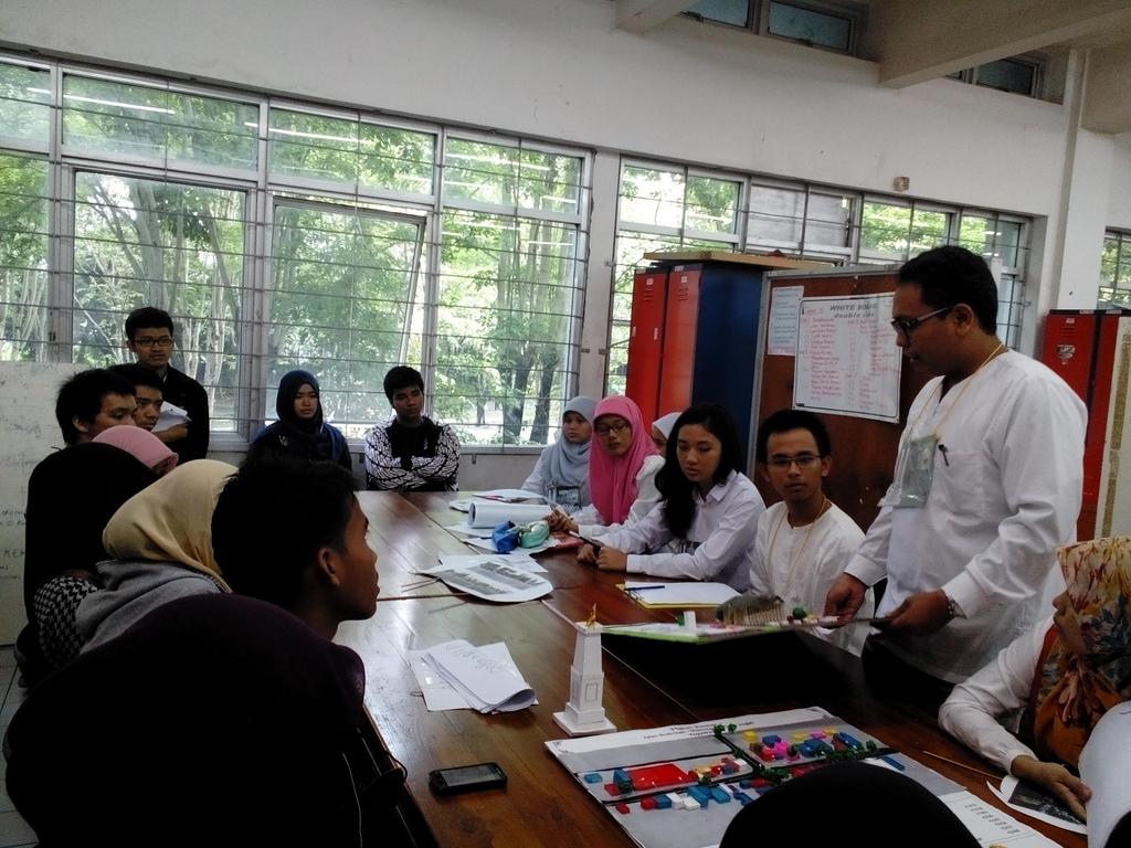 pwkugm2013's tweet photo. Sekarang temen2 @pwkugm2014 lagi pada display nih. Semangat PPM semua! cc: @HMTPWK_UGM http://t.co/F0in9mpeuM