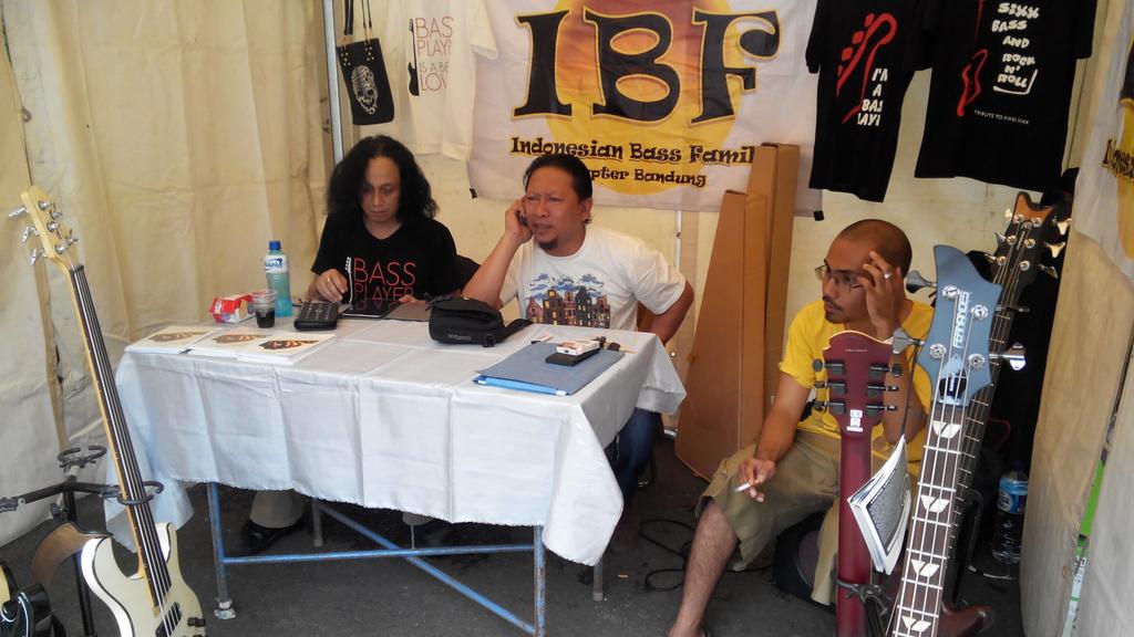 IBF_Bandung's tweet photo. Gubernur dan Wagub IBF Chapter Bandung @ahmadsebastio n @Bassmate lagi di Stand IBF @MahaFest .. http://t.co/wXIF7B5IIl