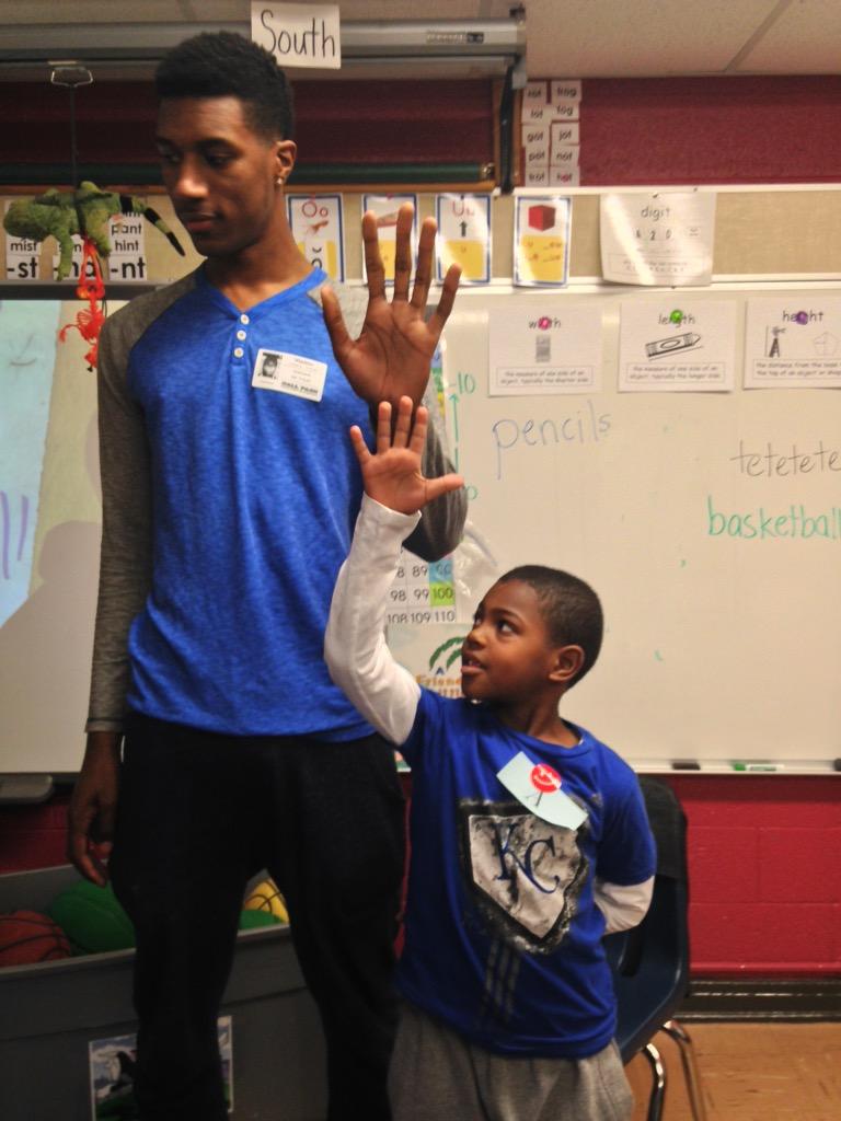 jpadilla259's tweet photo. Hand span math with our fav college b-ball players @ealybell @footieballer6 @WSUcollegeofED #tlap #watchusteach http://t.co/vlMmMJ8JuW