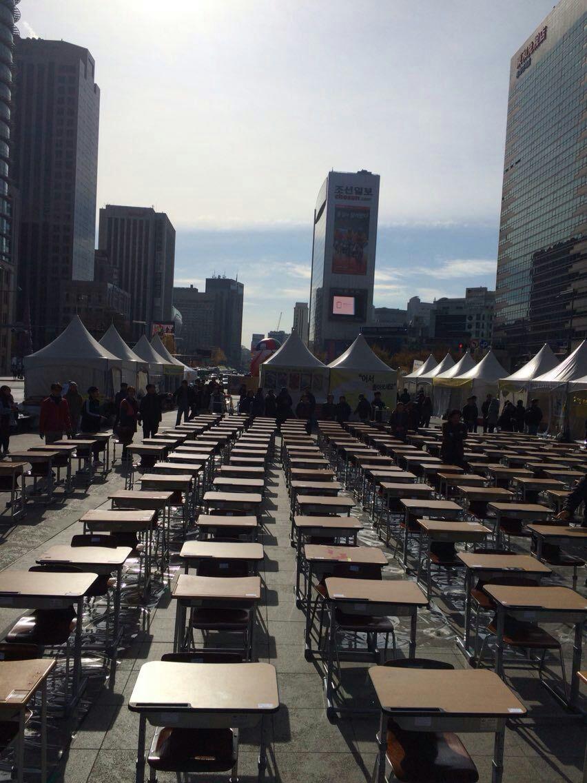 광화문 광장에 304개의 책걸상이 놓였습니다. 영혼이라도 쉬어가실까?
저 빈 자리를 누가 어떻게 채워야할까요.