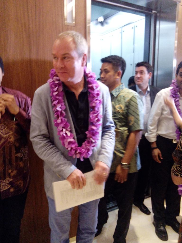 mindshare's tweet photo. RT @crisely: Nick Emery gets the purple treatment @mindshare indonesia #tweetforwork #lifeatmindshare http://t.co/7W8e87WB9i