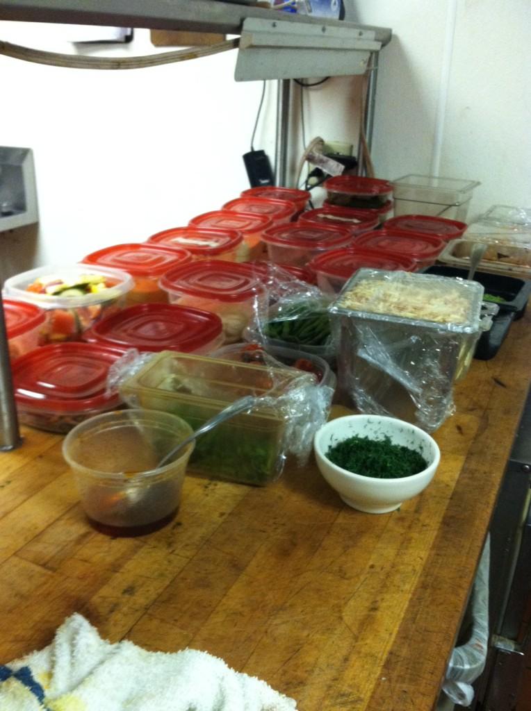chefpeeling's tweet photo. Too much stuff on my station #fridaynight #chefproblems #tweetsfromthekitchen #stillorganized http://t.co/0dTJquw3Sj