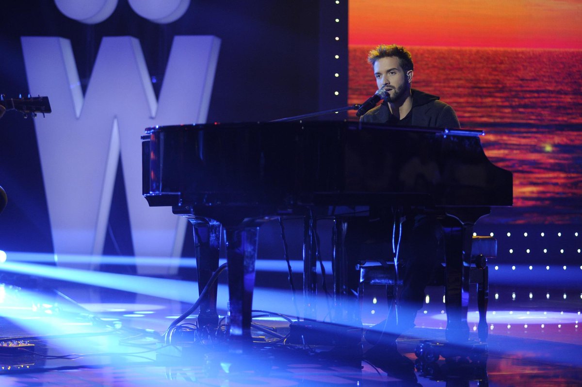 globomedia's tweet photo. Pelos de punta en el plató de #LosViernesAlShow al escuchar a @pabloalboran interpretar su nuevo single, 'Por fin'. http://t.co/RwBSUIHCYZ