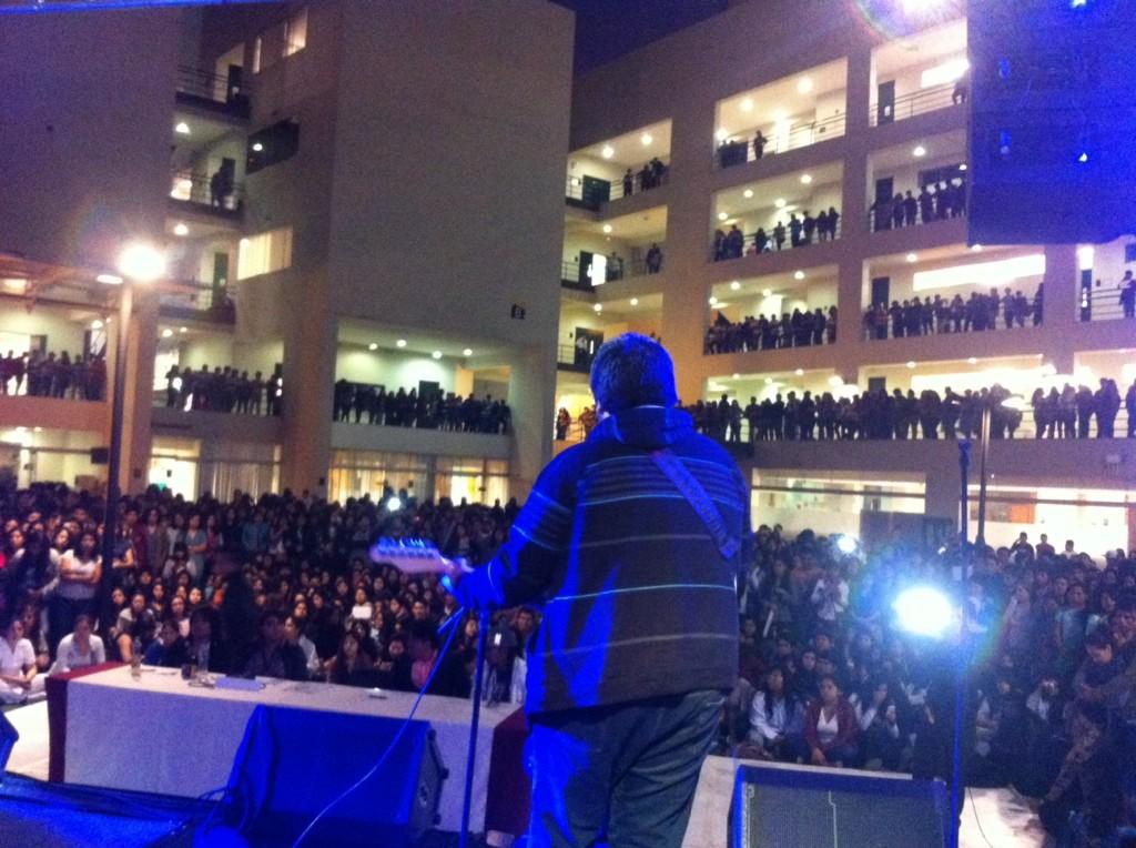 acabanillase's tweet photo. #TalentoUPN rock en @UPN_Oficial Lima@Norte http://t.co/6ryZHnhRBs