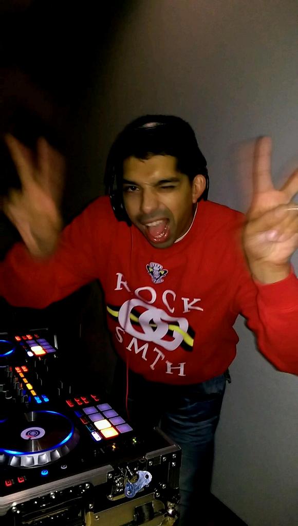 KarmaBaccAround's tweet photo. S/O to DJ @rapidric for supporting the kids of #DestinyByDesign @DrJ512 http://t.co/kDa77CVvxx