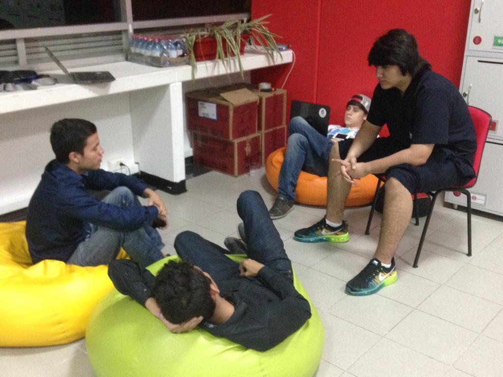 SuricataLab's tweet photo. Equipo @ExploiterCo trabajando y revisando las metas cumplidas de la semana. http://t.co/UQsjmigaqI