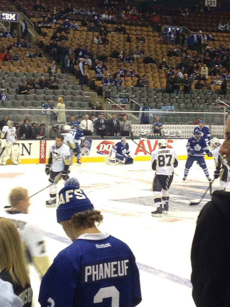 and19har's tweet photo. Great seats with @WhitBerry19. I love ya sid. But your going down sucka #TMLtalk #philsdiningonsomebirdtonight http://t.co/FPyU0lzlK9