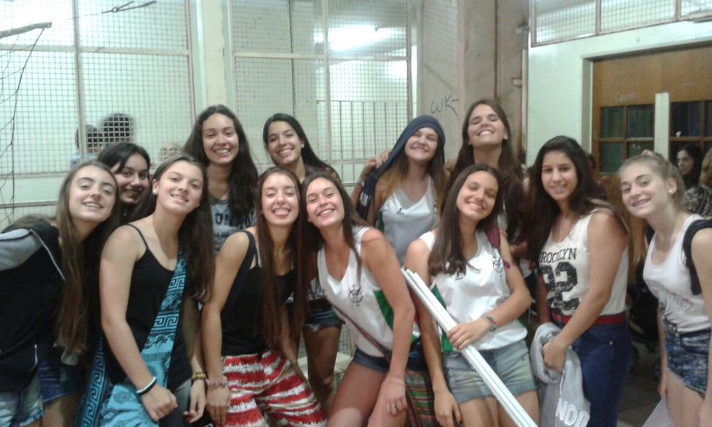 ItalianoVoley's tweet photo. En Lomas la hinchada vino a apoyar a las mayores que ya estan calentando motores... http://t.co/3cYxwiVEXM