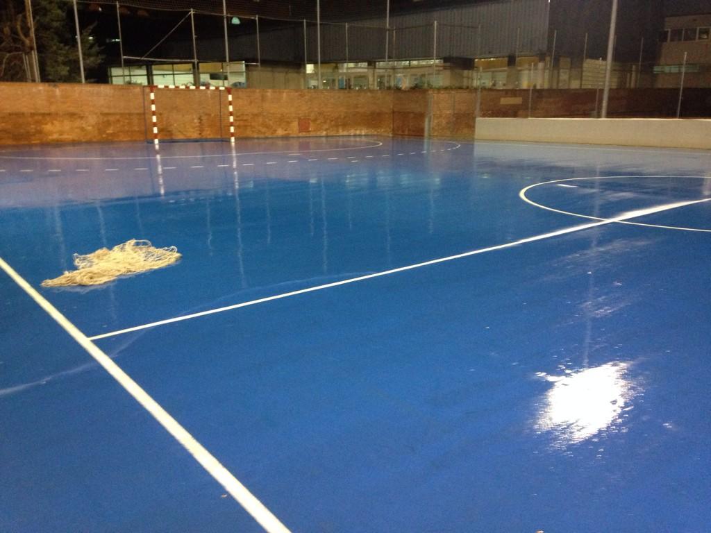 purasedafs's tweet photo. Asi se juega en las pistas exteriores del Lorenzo Rico en la liga social de futbol sala. Que verguenza @AytoColmenar http://t.co/iKIDw39kh4