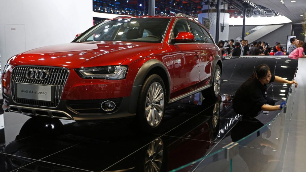 AudiRecall's tweet photo. Audi Recalling Nearly 102,000 Cars to Fix Air Bags - ABC News http://t.co/x1zHdJf7xt via @ABC @Audi http://t.co/CSMKP1Yuan