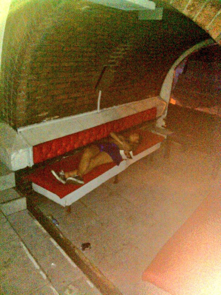 santisimo2014's tweet photo. Asi quedaron los egresadis despues de la fiesta #13NIssEnTheRoxy http://t.co/YyiITosBcx