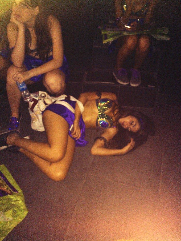 santisimo2014's tweet photo. Asi quedaron los egresadis despues de la fiesta #13NIssEnTheRoxy http://t.co/YyiITosBcx
