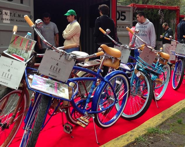 designweekmex's tweet photo. Ruta del Diseño en Bici—
Una ruta alternativa que demuestra el compomiso de #DWM14.

(Fotografía: @ELLEMexico) http://t.co/M5zi7rk30o