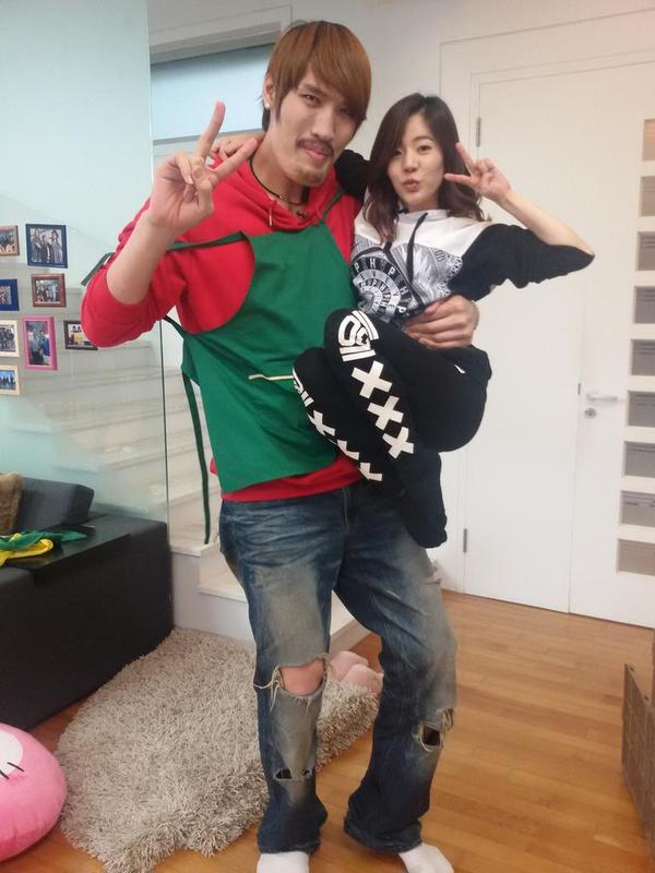 Sunny &amp; Choi Hong Man amuse viewers with their size difference in preview cuts for 'Roommate' allkpop.com/article/2014/1…