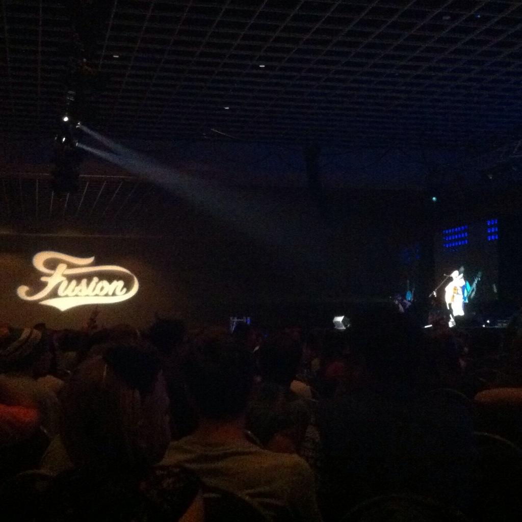 VSC_MID's tweet image. Students just rushed the stage as @sojourneryouth took the mic! #FUSION14 #lettherebelight