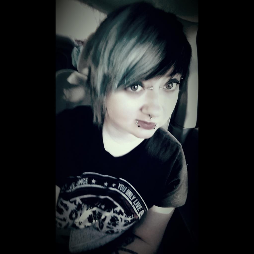 ChristyyCadaver's tweet photo. #emo #emogirl #scenegirl #scenequeens #scenemodeling #scenebabe #sceneshoutout #scenebangs #scenechick #scenefashion http://t.co/Ao2MMThkXv