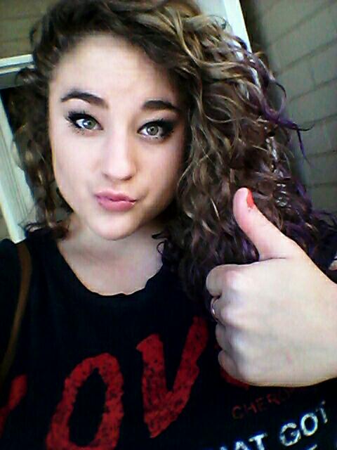 Caitzie's tweet photo. #selfieFriday
#onlyuploadednow
#thumbsupfriday http://t.co/MD1cCi2acY