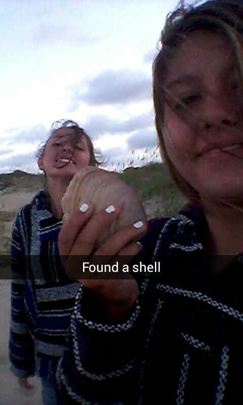 AnnaConglton's tweet image. I miss this and summer and the beach and basically warm weather #toowindyfurlife #bestfriends #ashell