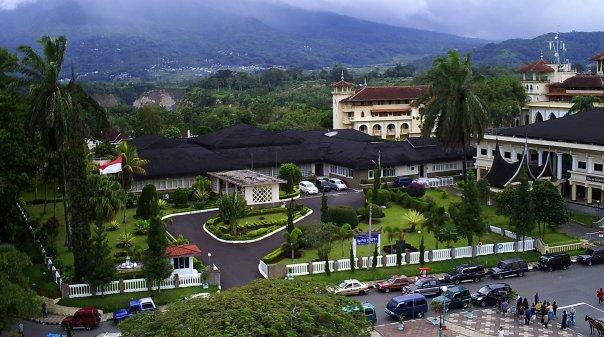 yang suka berkunjung ke tempat sejarah kesini aja>>

sodtravel.wordpress.com/2014/11/15/ged…